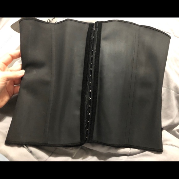 NWT- Amia Waist Cincher - Picture 4 of 7